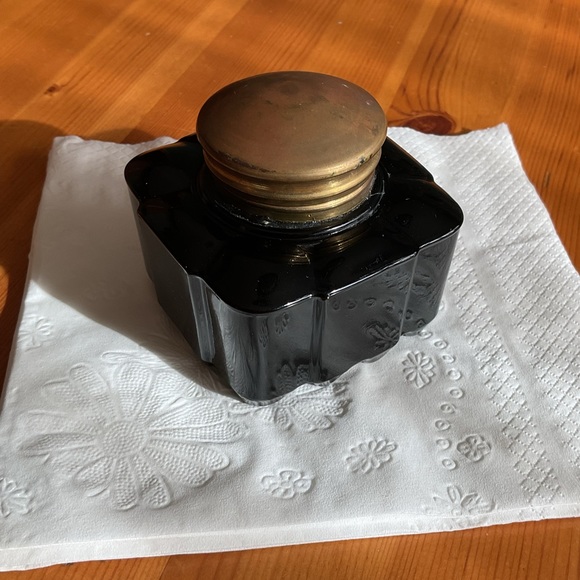 ANTIQUE EMERALD GREEN GLASS INKWELL BRASS CAP VERY SCARCE TO FIND! - Picture 11 of 15